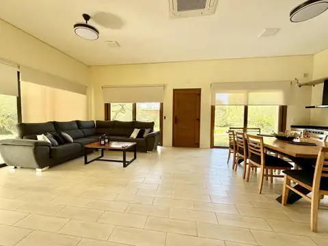 Casa 6 ambientes con 4 baños