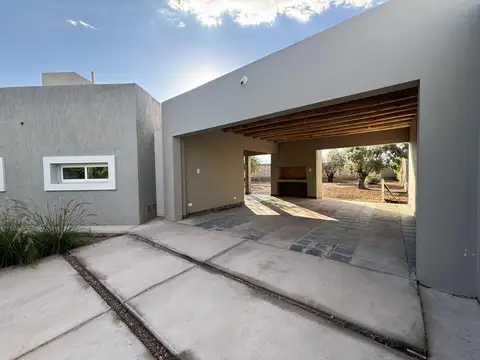 Casa 4 ambientes con 2 baños
