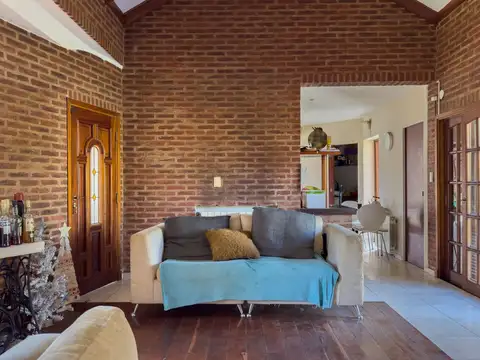 Casa 4 ambientes con 2 baños