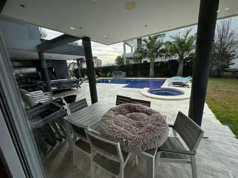 Casa en Alquiler con 4 cocheras
