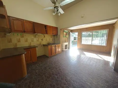Casa 4 ambientes con 2 baños