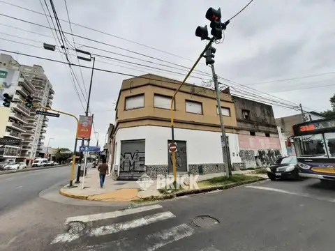 (EN BLOCK) LOCAL EN ESQUINA CON PH EN AV. HIPOLITO YRIGOYEN AL 6600 - GRAN TERRAZA DOBLE ALTURA