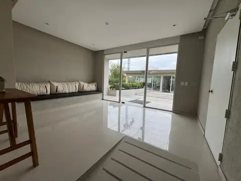 Departamento 2 ambientes con balcon y parrilla propia.
