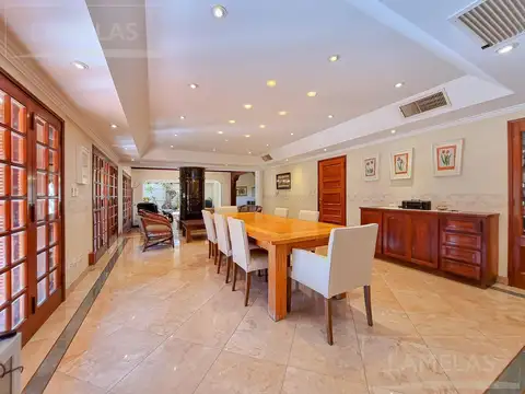 Casa en Venta con 4 cocheras