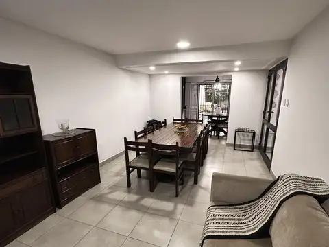 Casa 6 ambientes con 2 baños