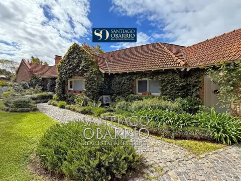 Casas Impecable en Venta de 467m2, lote de 1738m2 en Carmel Country Club , Pilar