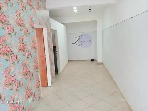 Alquiler local de 5 x 11 (doble frente/vidriera) a metros de