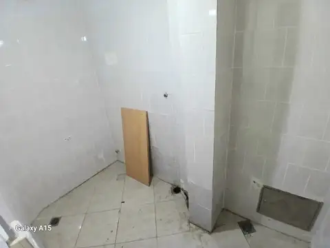 Alquiler local de 5 x 11 (doble frente/vidriera) a metros de