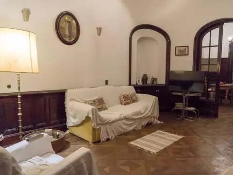 Duplex de 8 ambientes con patio y terraza.