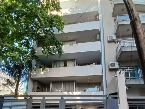 Departamento 2 ambientes con balcon al frente y parrilla.