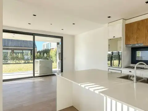 Casa 5 ambientes con 4 baños