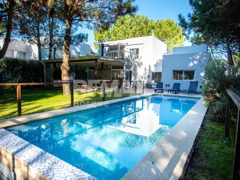 CASA VENTA COSTA ESMERALDA - FONDO LIBRE AL GOLF