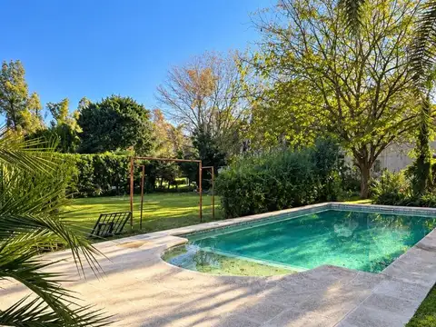Casa en Alquiler con 6 cocheras