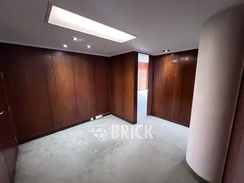 Oficina 8 ambientes con 5 baños