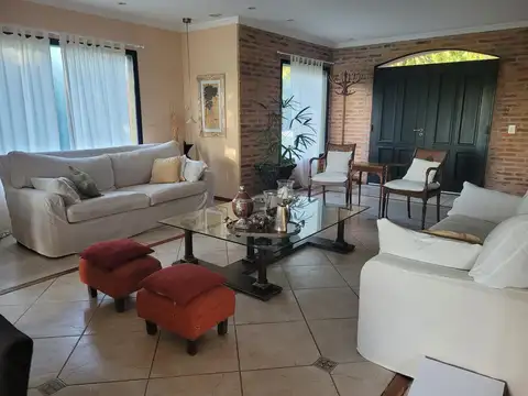 Casa en Alquiler Temporal con 2 cocheras