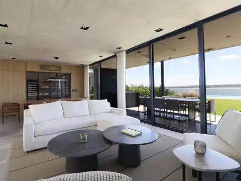 Casa en Venta con 5 cocheras