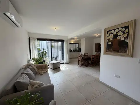 VENTA – Dúplex apto crédito de 3 dormitorios con patio y cochera en Alto Verde