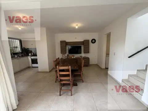 Casa 6 ambientes con 2 baños