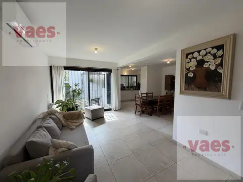 VENTA – Dúplex apto crédito de 3 dormitorios con patio y cochera en Alto Verde