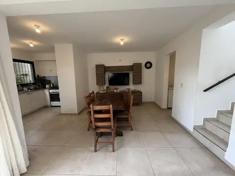 Casa 6 ambientes con 2 baños