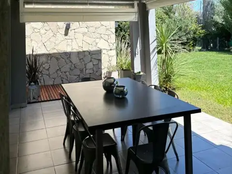 Casa 5 ambientes con 4 baños