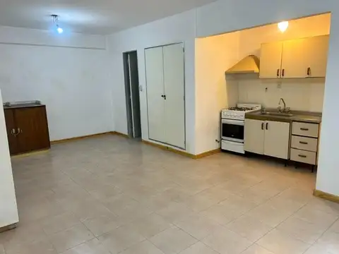 Muy luminoso monoambiente, Refaccionado. P. 1 por escalera