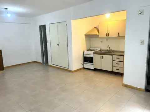 Muy luminoso monoambiente, Refaccionado. P. 1 por escalera