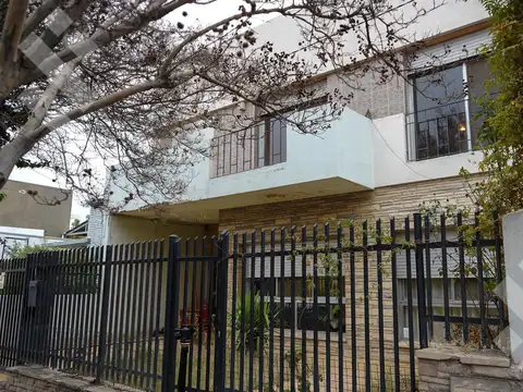 VENTA CASA 4 DORMITORIOS (APTO COMERCIAL/PROFESIONAL) - CENTRO, CIPOLLETTI