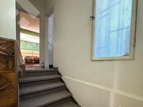 Casa 8 ambientes con 2 baños