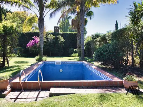 Casa en Alquiler con 3 cocheras