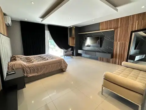 Casa en Venta con 3 cocheras