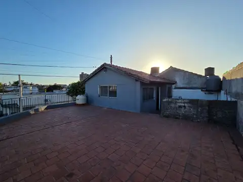 ALQUILER CASA 3 AMBIENTES CON COCHERA BERNAL OESTE