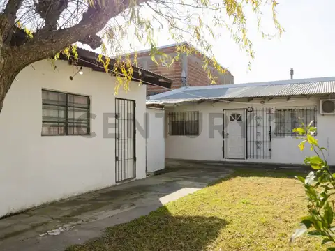 Casa de 1 Dormitorios con cochera  y quincho en venta - Gonnet