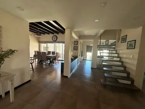 Casa 5 ambientes con 2 baños