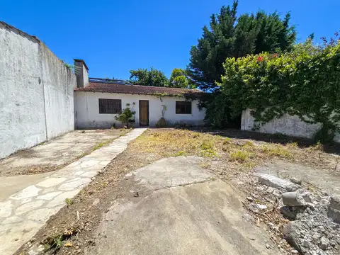 Deposito 174m2 + patio + quincho con parrilla - Olavarría y Larrea