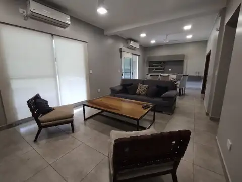 Casa en Alquiler con 2 cocheras