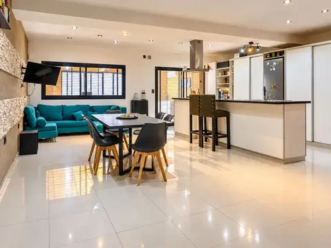 Casa de 3 dormitorios en venta La Plata, quincho