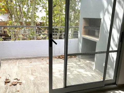 ULTIMO DISPONIBLE  .- Balcón con parrilla y Cochera incluida en el precio.-