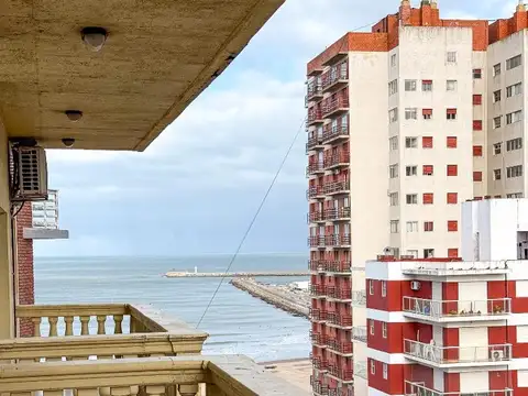 PLAYA GRANDE SEMIPISO DE TRES AMBIENTES VISTA AL MAR