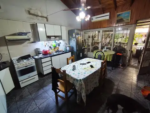 Venta - Casa - 4 Ambientes- Lote Propio - Reciclar - Permuta - Villa Luro