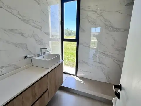 Casa 5 ambientes con 5 baños