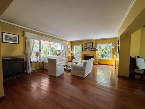 Casa 6 ambientes con 4 baños