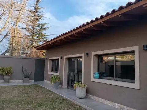 Casa 8 ambientes con 5 baños