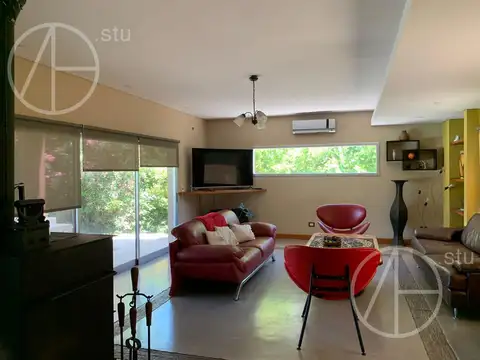 Casa en Alquiler con 3 cocheras