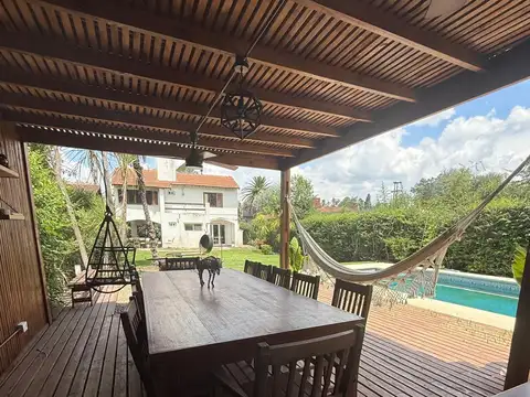 Casa en Alquiler con 1 cochera