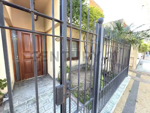 Casa 6 ambientes con 2 baños