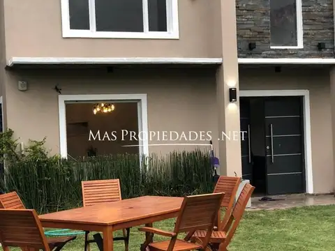 Casa en Alquiler con 1 cochera