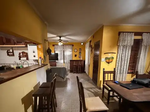 Casa 6 ambientes con 2 baños
