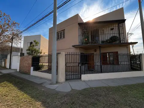 EN VENTA CASA DE 4 DORMITORIOS + COCHERAS