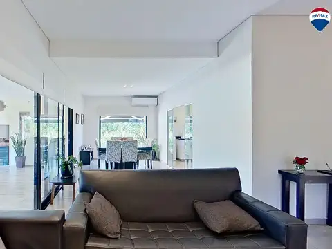 Casa en Venta con 2 cocheras